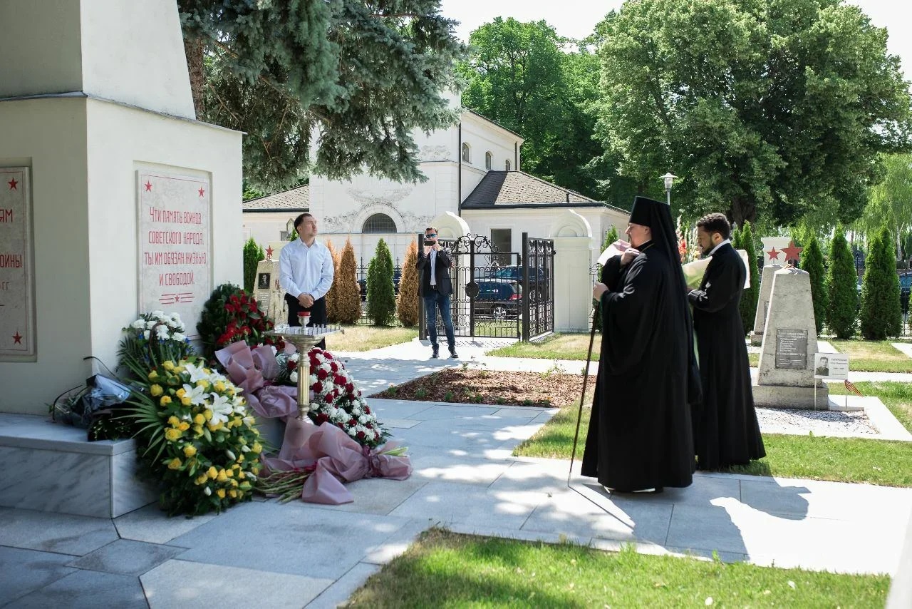 Дерипаска в Австрии почтил память украинского дедушки-героя Второй мировой войны